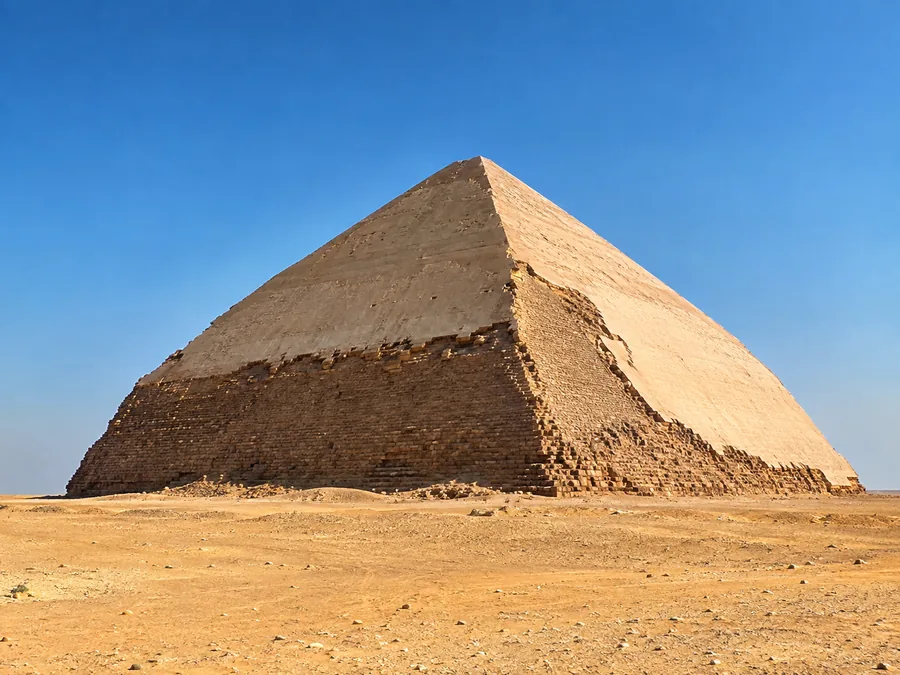 الهرم المنحني في دهشور، تتغير زاويته في منتصف ارتفاعه، ولا يزال جزء كبير من كسوته الملساء في مكانه